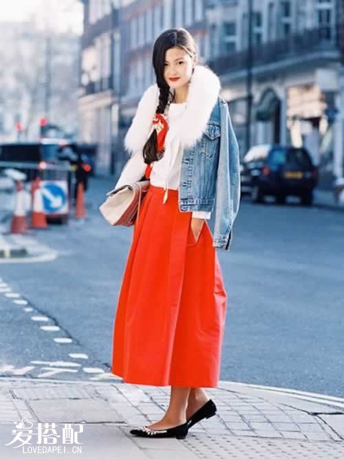 红色长裙+牛仔夹克+白色皮草围巾+平底鞋